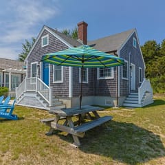 Sandy beach cottage on Wellfleet Bay